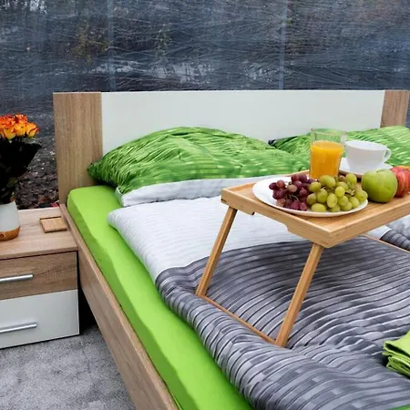 Vakantiehuis Glamping Bubble Accommodation For A Unique Prague Weekend Getaway *